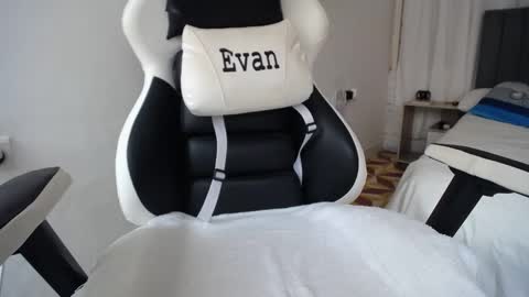 Snapshot of evans_king chatting on January 2, 5:07 pm Evan online show from January 2, 5:07 pm