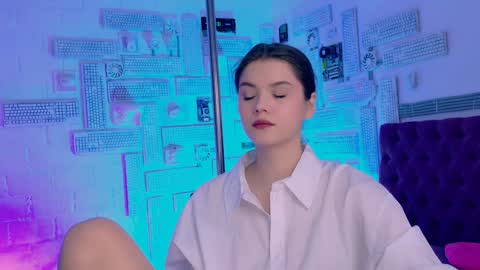 Snapshot of evathopson chatting on February 7, 8:55 am Eva  next stream -  - 1600 UTC2000  online show from February 7, 8:55 am