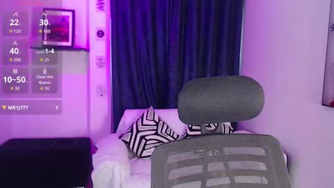 Evee online show from December 3, 6:50 pm