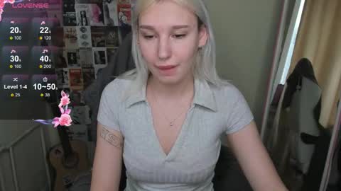 Snapshot of evelinalu chatting on March 20, 2:05 am Evelina online show from March 20, 2:05 am
