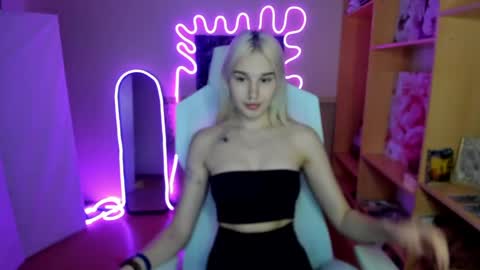 Snapshot of evelinalu chatting on May 3, 1:55 am Evelina online show from May 3, 1:55 am