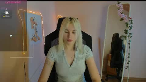 Snapshot of evelinalu chatting on May 5, 1:35 am Evelina online show from May 5, 1:35 am
