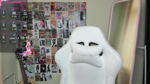 Snapshot of evelinalu chatting on May 6, 1:14 am Evelina online show from May 6, 1:14 am