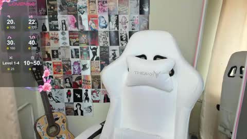 Snapshot of evelinalu chatting on May 10, 1:22 am Evelina online show from May 10, 1:22 am