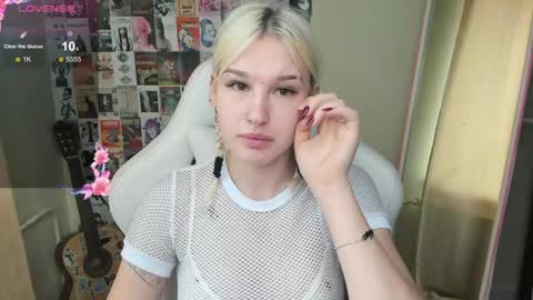 Snapshot of evelinalu chatting on May 19, 1:44 am Evelina online show from May 19, 1:44 am