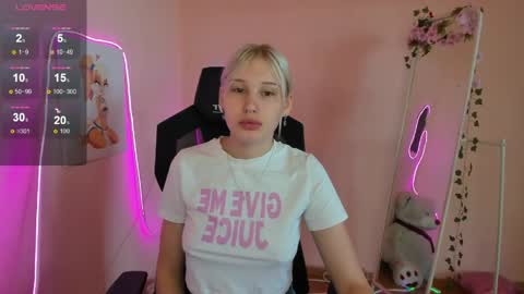 Snapshot of evelinalu chatting on June 2, 3:41 am Evelina online show from June 2, 3:41 am