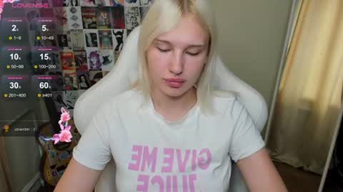 Snapshot of evelinalu chatting on June 13, 1:58 am Evelina online show from June 13, 1:58 am
