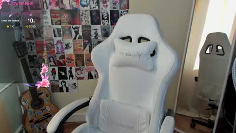 Snapshot of evelinalu chatting on June 19, 1:21 am Evelina online show from June 19, 1:21 am