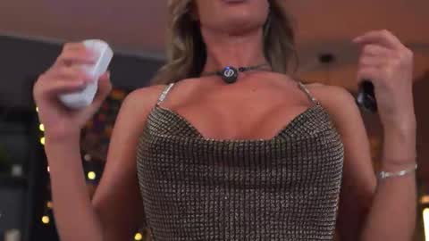 Evelyn online show from March 9, 7:18 pm