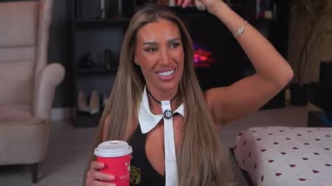 Evelyn online show from April 13, 6:24 pm