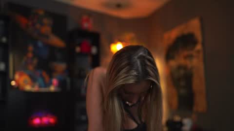 Snapshot of evelyn_evyy chatting on June 21, 6:32 pm Evelyn online show from June 21, 6:32 pm