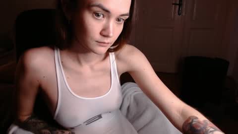 Snapshot of evelyn_gg chatting on December 17, 3:17 am Evelyn online show from December 17, 3:17 am