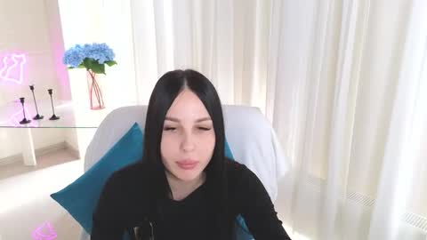 Snapshot of evelynanux chatting on November 17, 11:05 am Evelyn online show from November 17, 11:05 am