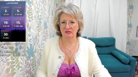 Evelyn online show from December 18, 11:24 am