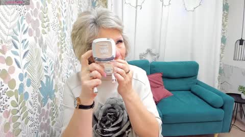 Evelyn online show from December 25, 9:13 am