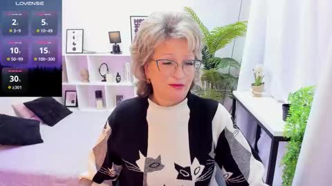 Evelyn online show from December 2, 5:13 am