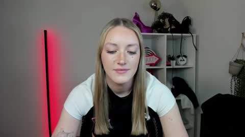 evelynblond online show from April 1, 1:41 pm