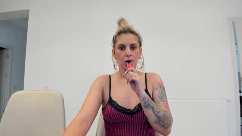 evelynevyyy online show from March 4, 6:30 am