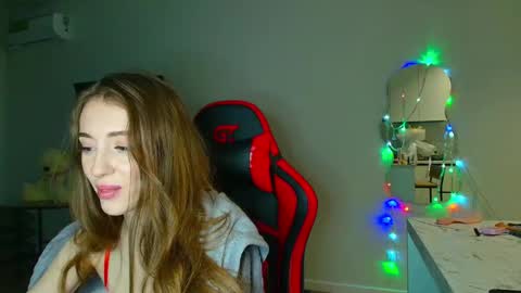 Snapshot of evelynn_mooree chatting on December 9, 12:01 am evelynn_mooree online show from December 9, 12:01 am