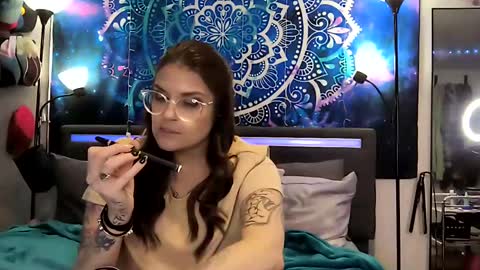 Aly online show from December 6, 10:52 pm