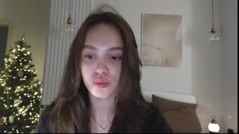 evi_woow online show from December 20, 9:00 pm