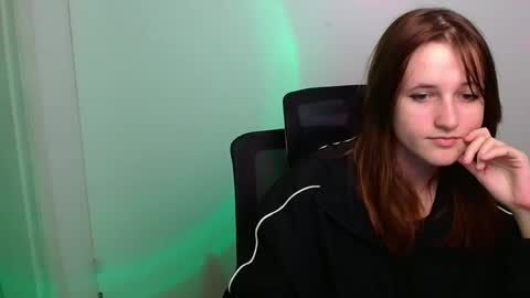 Snapshot of evie_leee chatting on November 7, 2:06 pm Evie online show from November 7, 2:06 pm