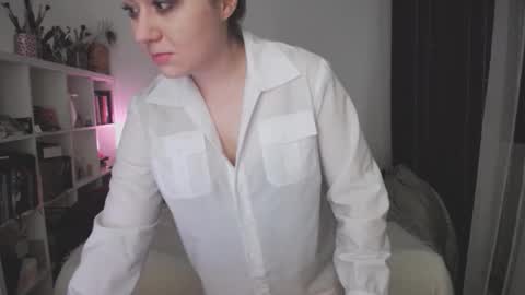 Snapshot of eviecuster chatting on October 23, 8:07 pm Im gonna be on in 2 hours online show from October 23, 8:07 pm