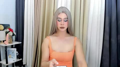 Snapshot of expensive_elise chatting on February 13, 12:01 pm expensive_elise online show from February 13, 12:01 pm