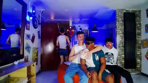 extrangers online show from January 5, 12:10 pm