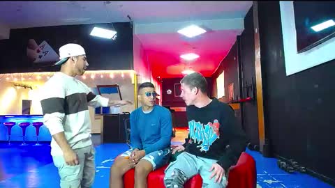 extrangers online show from September 9, 12:15 pm