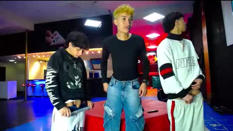 extrangers online show from October 6, 12:13 pm