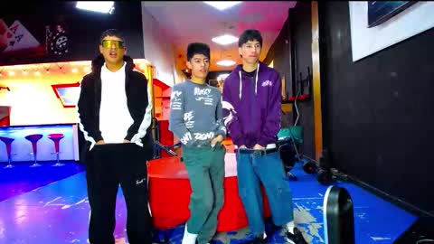 extrangers online show from October 25, 1:07 pm