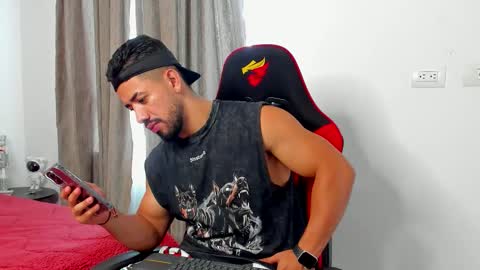 Ezzio Scolaro online show from February 8, 8:12 pm