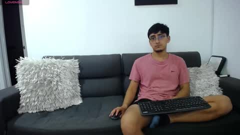 Snapshot of fallgays chatting on March 4, 1:23 am FallGays online show from March 4, 1:23 am