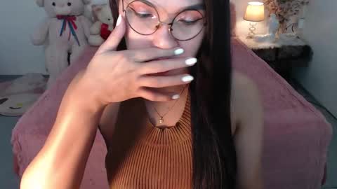 Layla online show from December 5, 6:37 pm