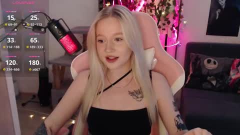 Snapshot of fantasy_lisa chatting on March 27, 1:44 am Lisa online show from March 27, 1:44 am