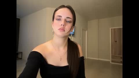 Mia online show from June 17, 5:47 pm