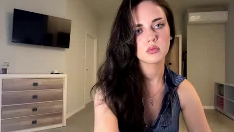 Mia online show from June 23, 3:10 pm