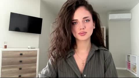 Mia online show from June 27, 9:03 am
