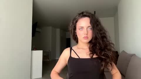 Mia online show from June 29, 10:15 am