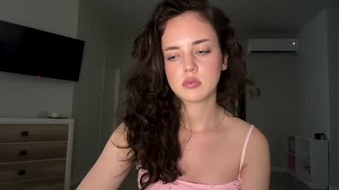 Mia online show from July 7, 1:04 pm