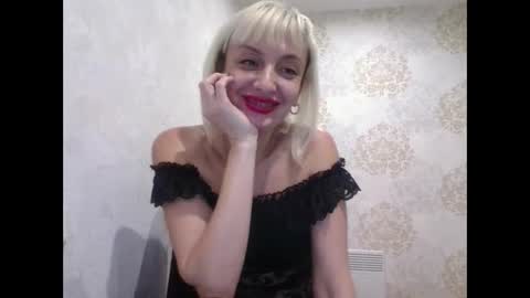 Snapshot of favorite_angel chatting on December 16, 1:10 am favorite_angel online show from December 16, 1:10 am