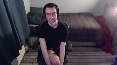 Snapshot of femboyskye chatting on October 26, 12:49 am Skye online show from October 26, 12:49 am