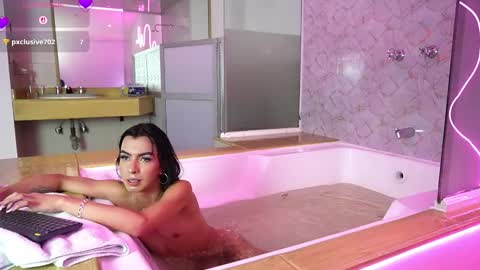 fernanda_thail_ online show from March 6, 8:38 pm