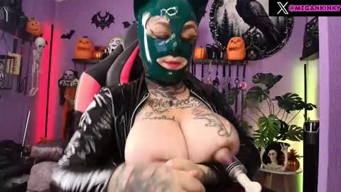 Snapshot of fetishkinkymegan chatting on October 13, 4:07 pm kinky Megan Draven online show from October 13, 4:07 pm