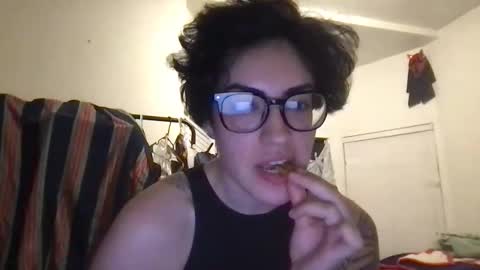 fgsammie online show from April 12, 2:49 am