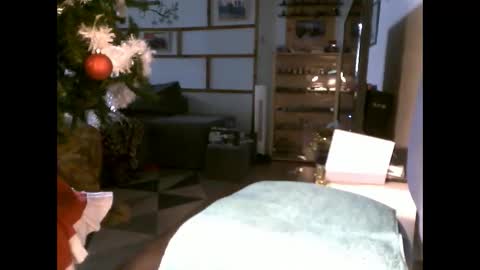 fifi010203 online show from December 5, 9:40 am