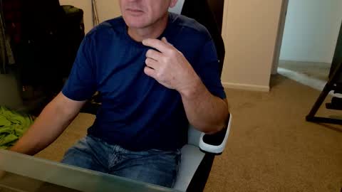 Snapshot of finding_ross chatting on November 1, 9:28 pm Ross online show from November 1, 9:28 pm