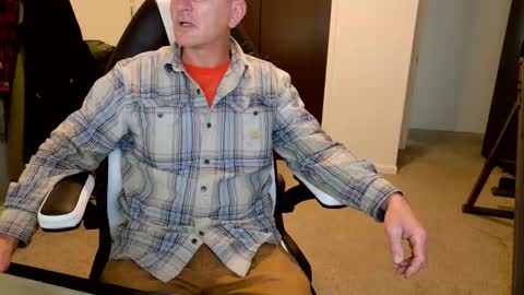 Snapshot of finding_ross chatting on November 13, 10:19 pm Ross online show from November 13, 10:19 pm