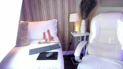 Snapshot of fiorelaston chatting on February 15, 4:09 am Fiorela online show from February 15, 4:09 am